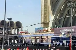 نمایی از پیکر رهبر شهید و خانواده ایشان در مصلی تهران