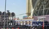 نمایی از پیکر رهبر شهید و خانواده ایشان در مصلی تهران