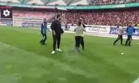 صحنه درگیری مهدی عبدی با عوامل ورزشگاه