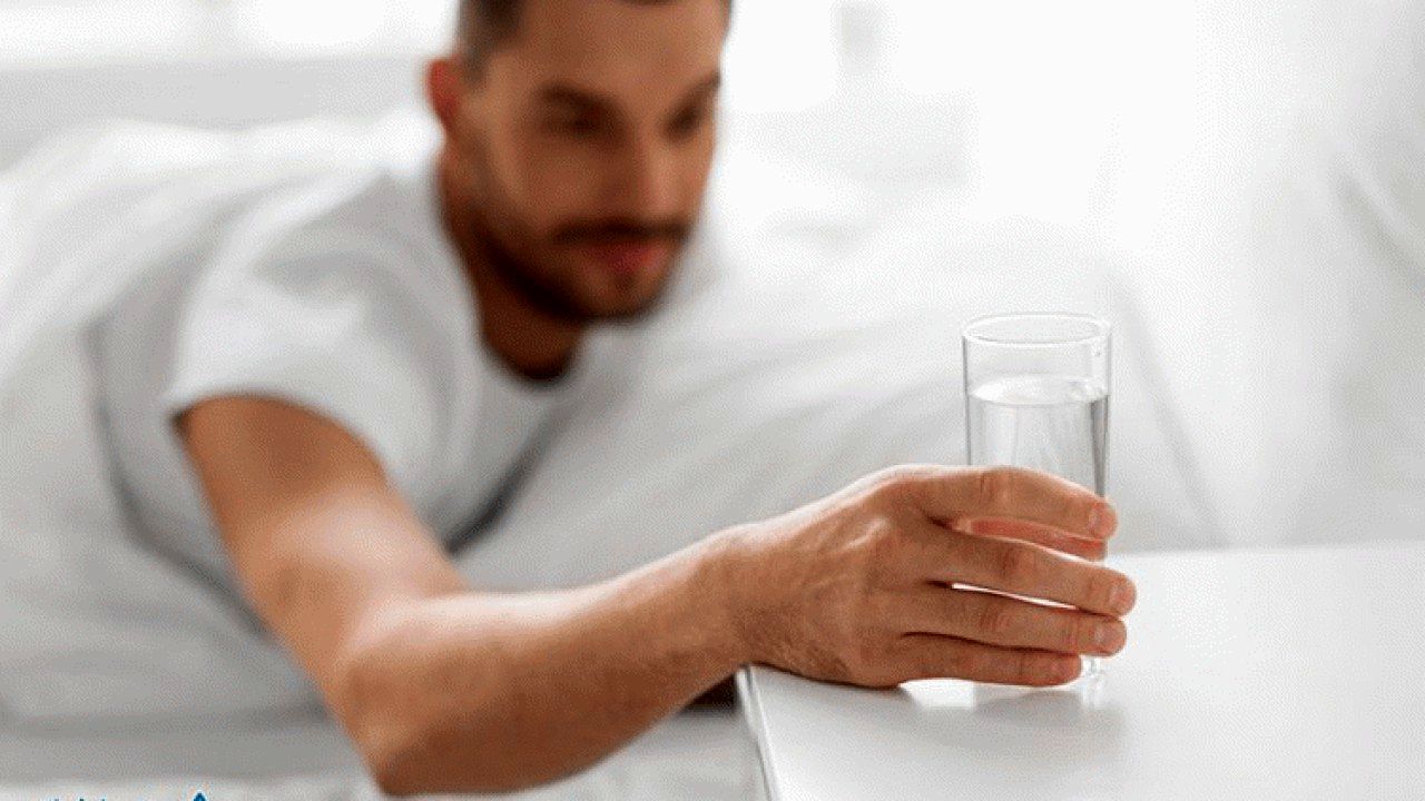 فواید نوشیدن آب قبل از خواب 