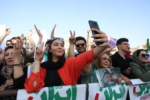 پوشش خاص چند خانم در جشن پیروزی پزشکیان 
