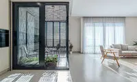 خانه‌ای در تهران که بالکن را به حیاط خصوصی تبدیل کرد