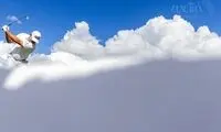 قاب باورنکردنی از یک ورزشکار روی ابرهای آسمان