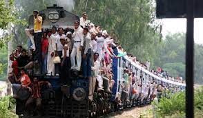 وضعیت عجیب قطار مسافربری در هند