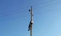 لحظه هولناک برخورد یک مرد با سیم برق لخت!