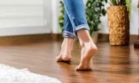 هشدار؛ خانم‌ها در خانه پا برهنه راه نروند!