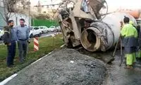 واکنش مردم به کامیونی که بار سیمانش چپ شد