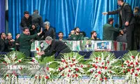 عکسی از وداع رهبر انقلاب با پیکر رئیس‌جمهور