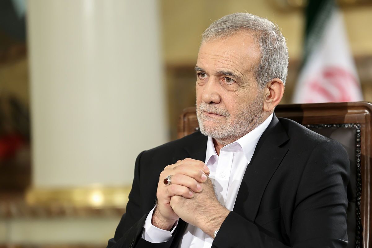 تصاویر پزشکیان در حال بنایی وایرال شد