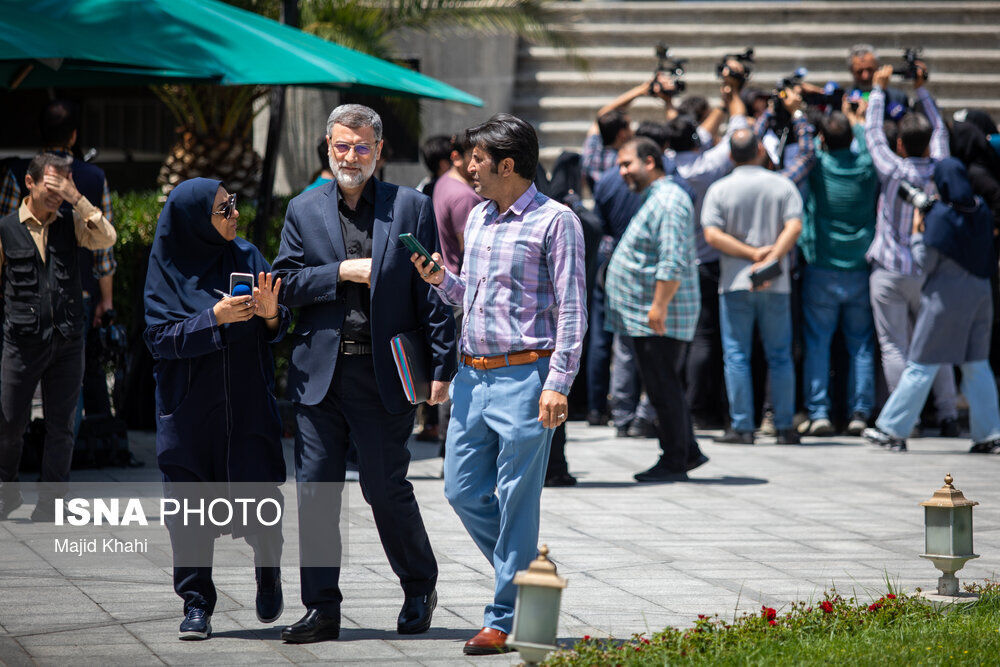 حضور نامزدهای ریاست‌جمهوری در حیاط پاستور