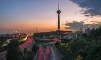 بنر خبرسازی که در خیابان‌های تهران جلب‌توجه کرد
