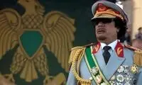 معمر قذافی در جوانی و در حال غذا خوردن با دست