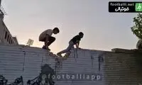هوادار نوجوان استقلال بالای دیوار ورزشگاه گیر افتاد!
