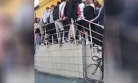 شکست نرده‌های یک فروشگاه به دلیل ازدحام!