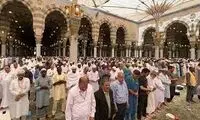 استفاده از موبایل وسط نماز توسط امام جماعت!