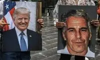 نصب مجسمه‌ ترامپ و یک مجرم جنسی مقابل کنگره آمریکا!