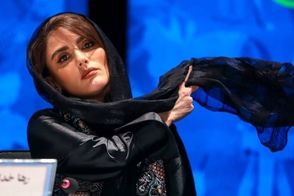 ژست‌های متفاوت رها خدایاری در کانون توجه عکاسان قرار گرفت