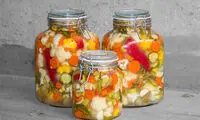 طرز تهیه ترشی شور مخلوط؛ خوشمزه و مجلسی