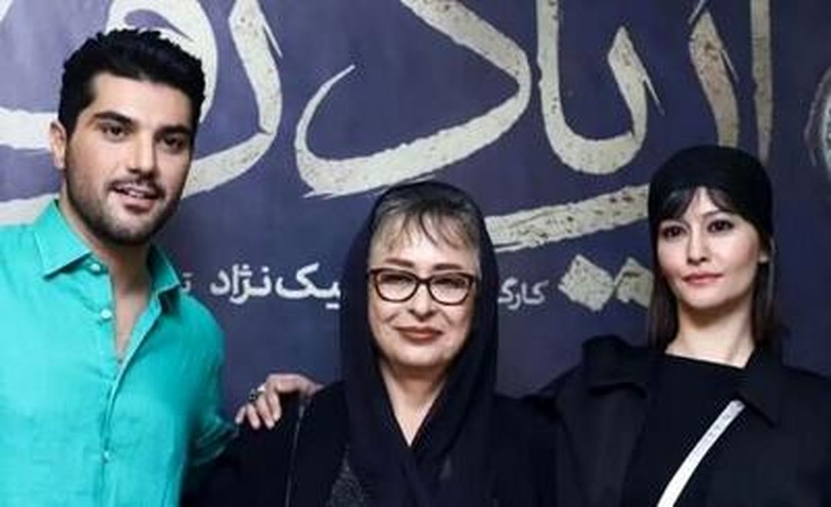 بوسه سینا مهراد به دستانِ آزیتا حاجیان غوغا به‌ پا کرد!