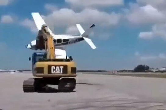 بازی عجیب راننده لودر با هواپیما وسط باند فرودگاه!