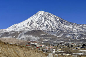 تصویری تلخ از قله دماوند در میان حجم آلودگی هوا