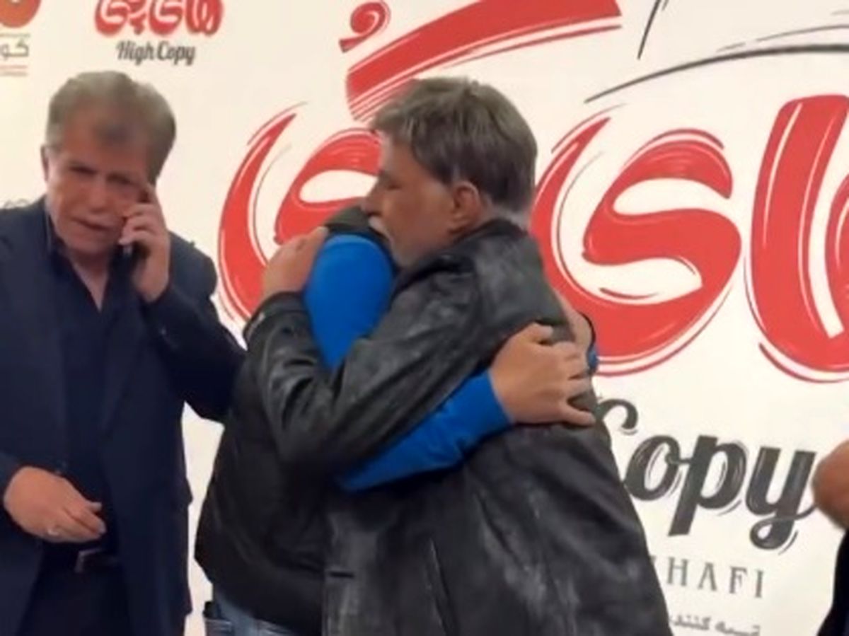 ادای احترام سعید سهیلی به مرتضی عقیلی با بوسیدن دستش