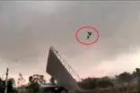 مردی در هند بر اثر وزش شدید باد به هوا پرتاب شد!