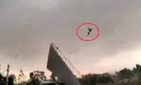 مردی در هند بر اثر وزش شدید باد به هوا پرتاب شد!