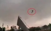 مردی در هند بر اثر وزش شدید باد به هوا پرتاب شد!