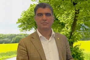 تصویری از دیوار اتاق محل کار خسرو علیکردی