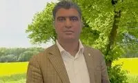 تصویری از دیوار اتاق محل کار خسرو علیکردی