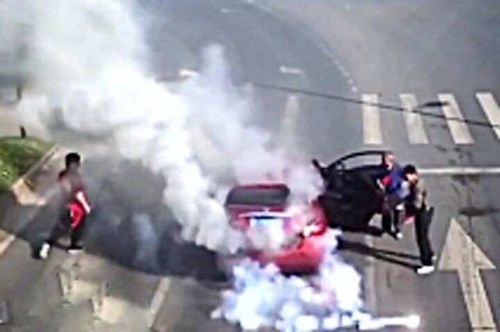 لحظه وحشتناک منفجر شدن یک خودرو پشت چراغ قرمز