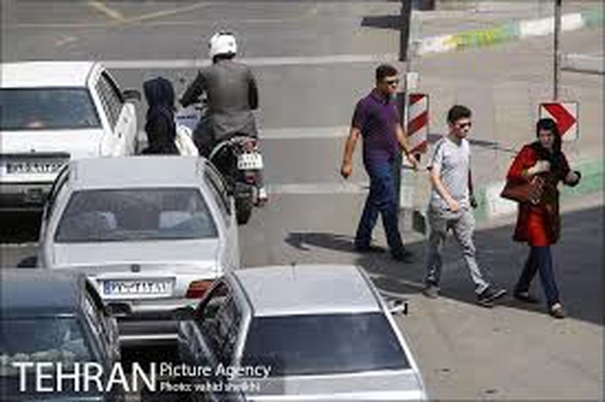 بنر اعتراضی عجیب روی پراید به مناسبت روز دانشجو!