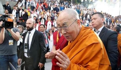 رفتار زشت دالایی لاما با یک پسربچه جنجالی شد