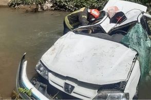 سقوط وحشتناک پژو پارس به رودخانه در نزدیکی مرزن آباد