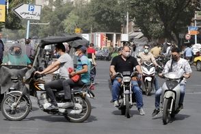 عکس شوکه‌کننده از یک مرد موتورسوار و فرزندش در اتوبان