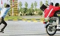 سرقت راحت موبایل توسط دو موتورسوار