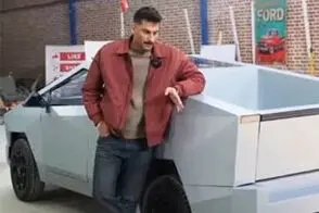 جوان ایرانی با یک مزدا وانت سایبرتراک ساخت!