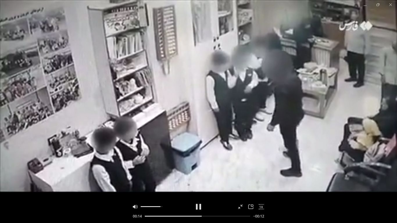 فیلم کتک زدن دانش آموزان توسط معلم بی‌رحم البرزی