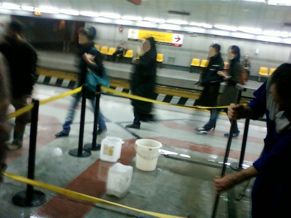 عکسی عجیب از چکه کردن سقف مترو در تهران!