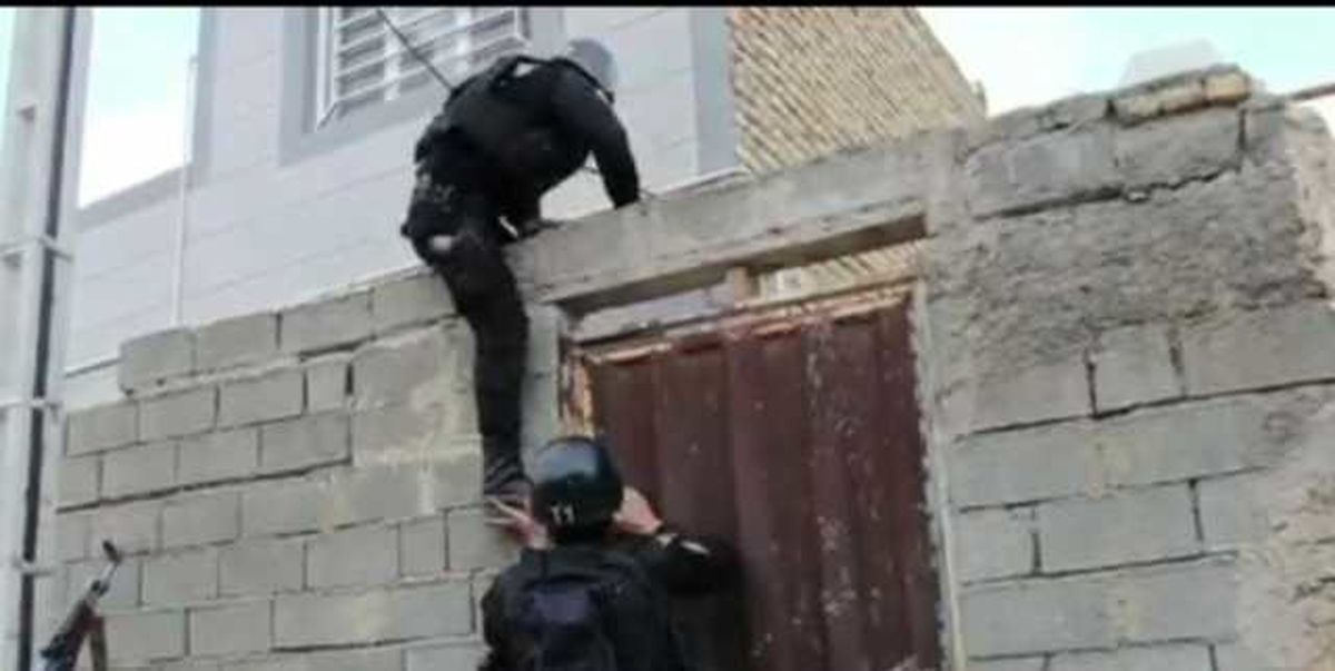   لحظه تسخیر مخفیگاه فروشنده گل توسط پلیس 