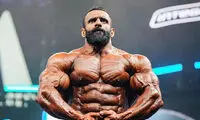 صف بلند انگلیسی‌ها برای عکس یادگاری گرفتن با هادی چوپان