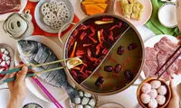 روشی جالب برای تمیز کردن میز در یکی از غذاخوری‌های چین