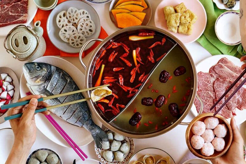 روشی جالب برای تمیز کردن میز در یکی از غذاخوری‌های چین