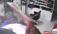 ورود غافلگیرکننده و وحشتناک خودرو به آرایشگاه!
