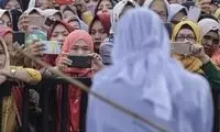 شلاق زدن زوج نامحرم پس از دستگیری در خودروی پارک شده