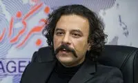 استایل هنری آقای بازیگر با دستمال گردن گُل‌گلی!