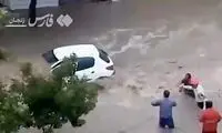 لحظه نجات یک زن زنجانی در سیل اخیر 