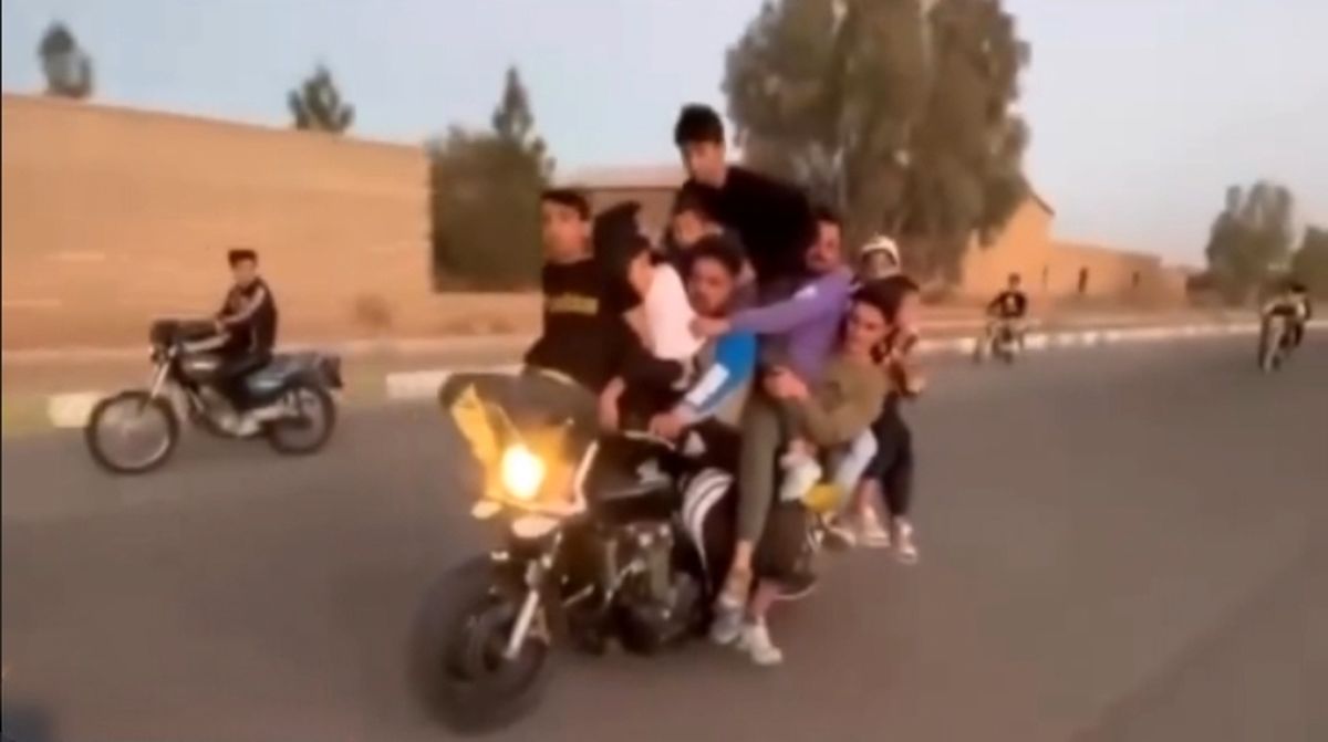 تعجب بلاگر آمریکایی از حرکت عجیب یک مرد در قم!