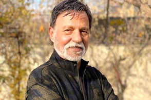 مرتضی عقیلی در کنار تنها یادگار پسرش در اکران فیلم «های کپی»